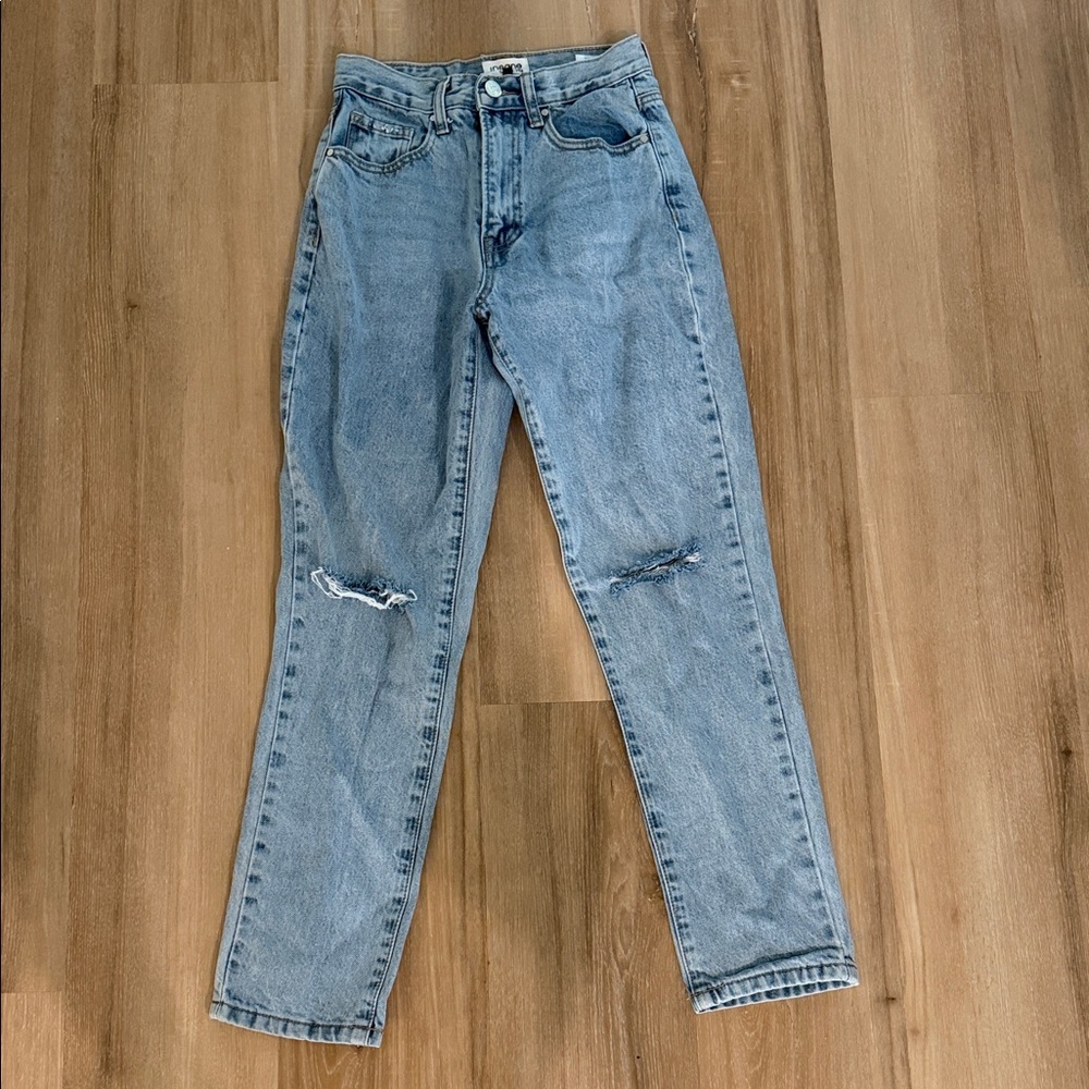 Light Wash High-Rise Women’s Jeans with Knee Distress